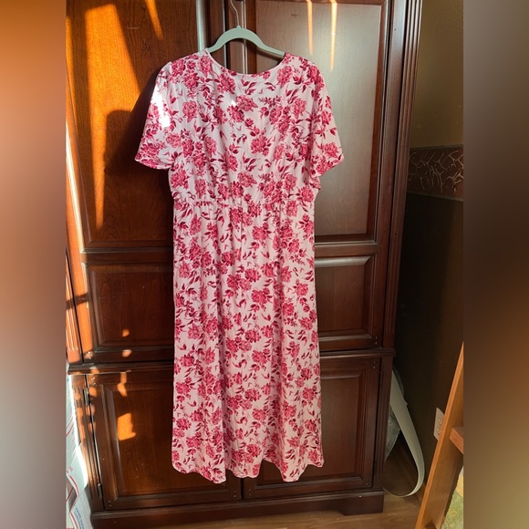 BloomChic’s coming up Roses! Well they could be roses! Knee length & lightweight - Picture 2 of 6